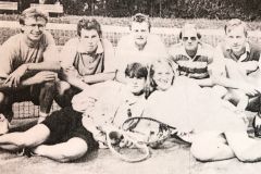 Družstvo Rožmitálu v roce 1993, které vybojovalo postup do krajského přeporu v sestavě: vlevo vzadu: Richard Patlejch, Ivo Bartoněk, Jan Berka, Hynek Hochmut, Ondřej Tvrský, vlevo dole: Kristýna Jarolímková, Barbora Čechurová (2)