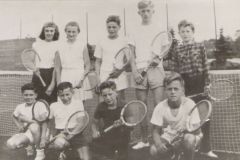 Rožmitál p.Tř. 1958: stojící (zleva) - Hana Čejková, Ilona Stupková, Jiří Berka, Martin Čechura, František Čížek, klečící (zleva) - Václav Matějka, Václav Klečka, Vojtěch Halík, Milan Ivančo (20)
